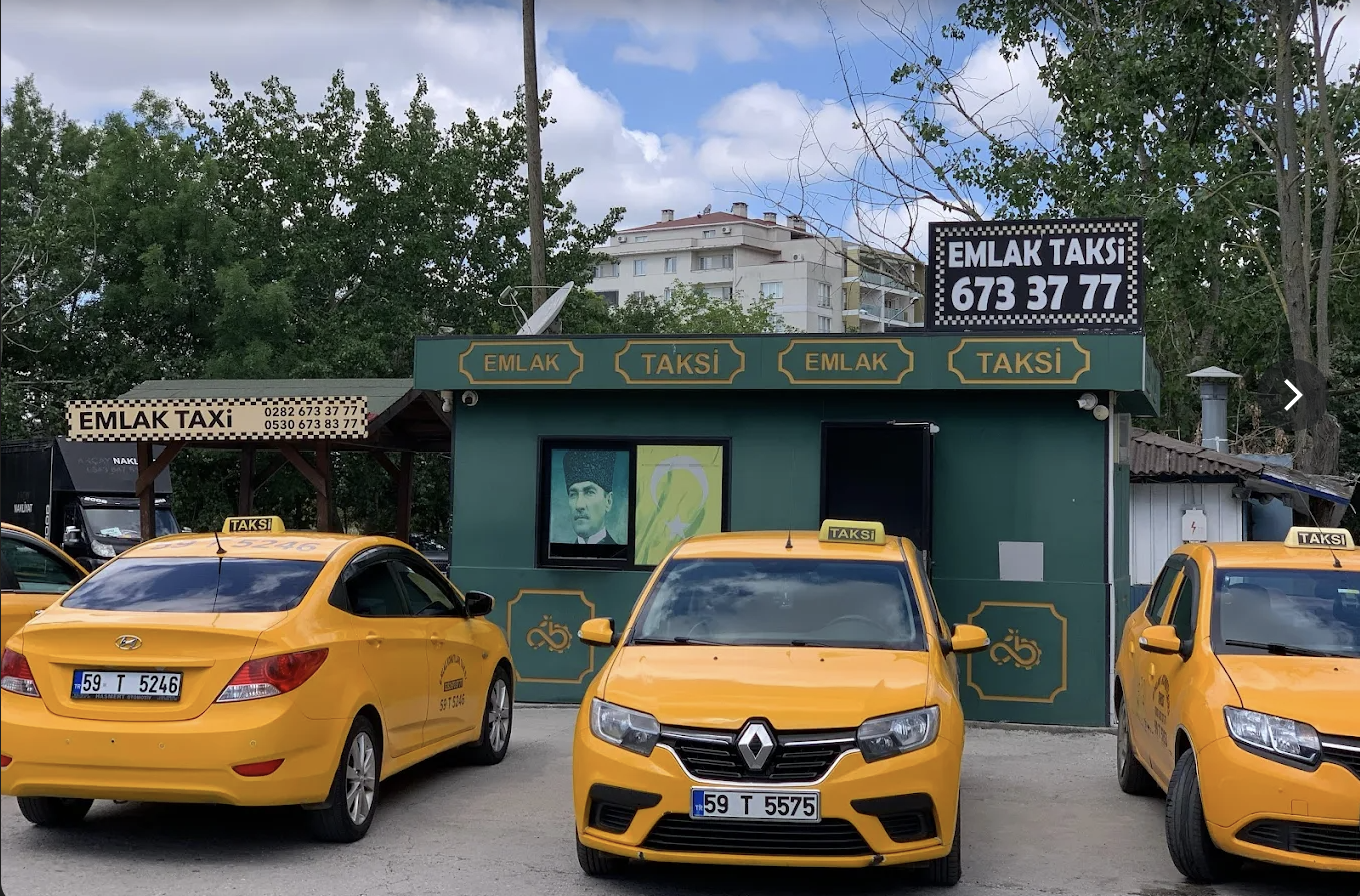Çorlu Emlak Taksi durağının ön cephesi ve sarı taksileri